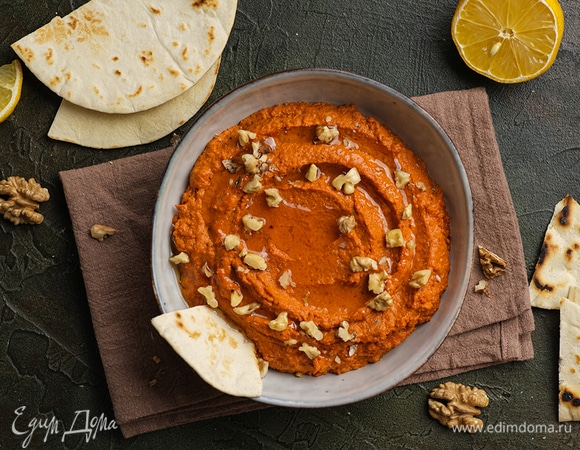 Когда соус настоится, достаньте его из холодильника и доведите до комнатной температуры. Подавайте к мясу, птице, с лепешками.