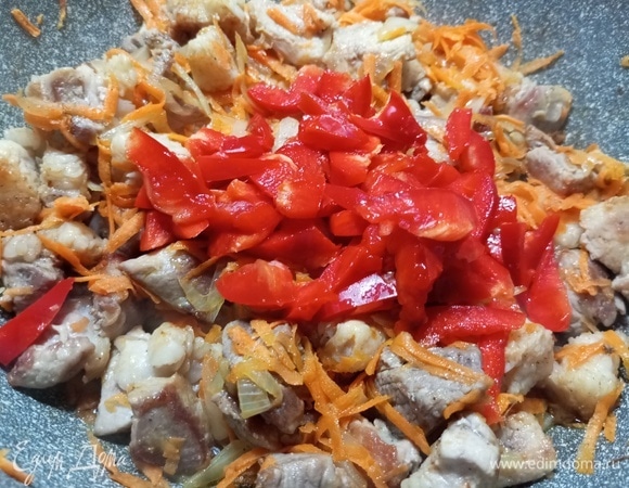 Лук нарезать, соединить со свининой. Пережарить 2–3 минуты, всыпать тертую морковь. Жарить 3–5 минут. Добавить болгарский перец, жарить 5–7 минут.