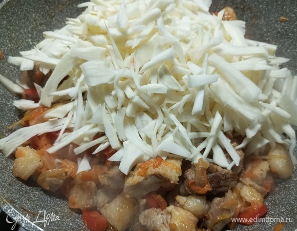 Капусту нашинковать, добавить к овощам с мясом. Посолить.