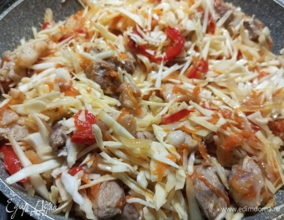 Все хорошо перемешать, накрыть крышкой и жарить на полном огне до готовности.
