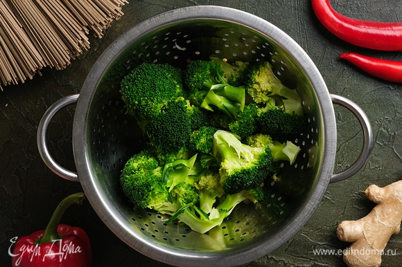 Бланшируйте брокколи в подсоленной кипящей воде в течение 2–3 минут. Если используете замороженные соцветия, добавьте еще 1–2 минуты. Откиньте овощ на дуршлаг и дайте стечь жидкости.