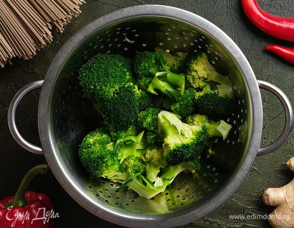 Бланшируйте брокколи в подсоленной кипящей воде в течение 2–3 минут. Если используете замороженные соцветия, добавьте еще 1–2 минуты. Откиньте овощ на дуршлаг и дайте стечь жидкости.