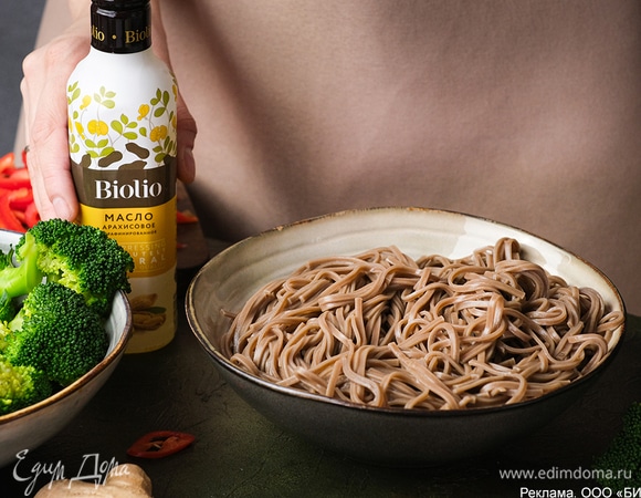 Собу отварите в кипящей воде согласно инструкции.