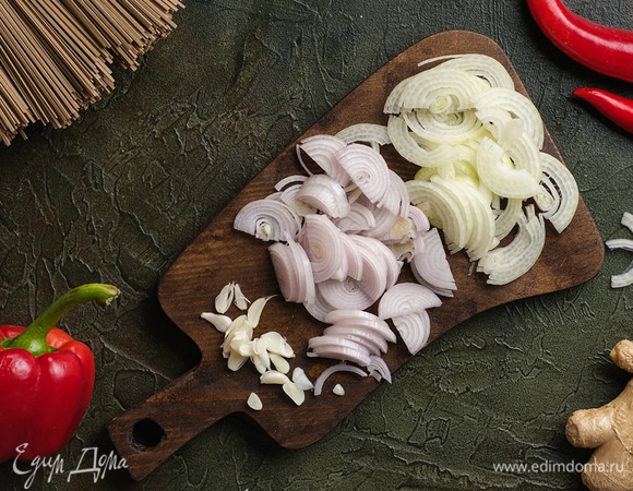 Лук нашинкуйте полукольцами, чеснок — пластинами.