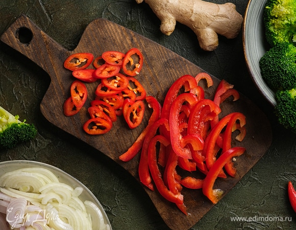 Тонко нарежьте два вида перца — болгарский и чили.