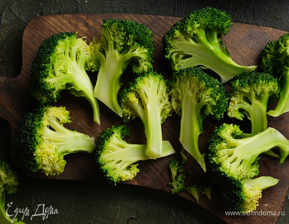 Имбирь натрите на мелкой терке. Остывшую брокколи разделите на половинки.