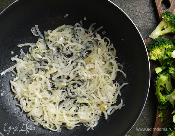 В сковороде вок разогрейте арахисовое масло Biolio. Обжарьте на нем лук и чеснок в течение 2–3 минут.