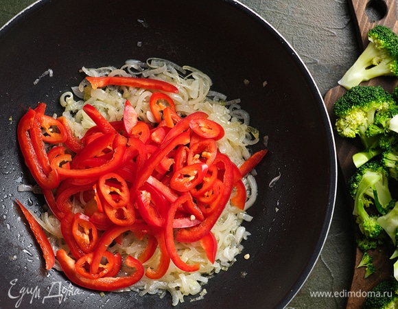 Добавьте перец и томите еще 2–3 минуты.