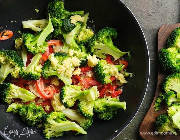 Положите имбирь и брокколи, влейте соевый соус и прогрейте все вместе еще около 2–3 минут.