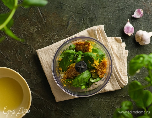 Приготовьте маринад. В чашу блендера поместите листья зелени, измельченный чеснок, цедру лимона, горчицу.