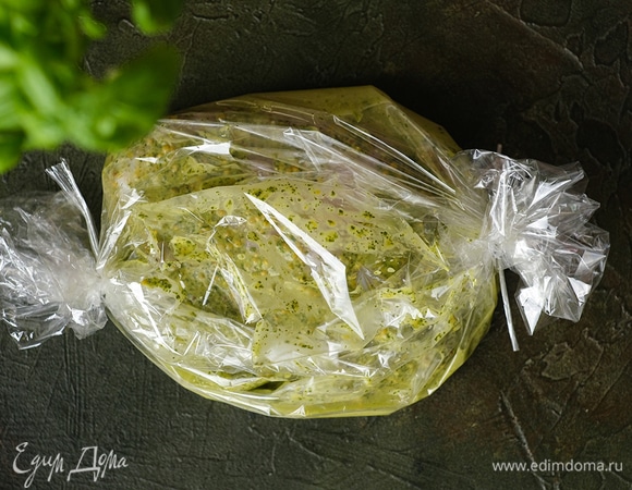 Натрите птицу маринадом, поместите в рукав для запекания. Скрепите рукав с одной стороны, влейте к индейке вино и скрепите второй край рукава.