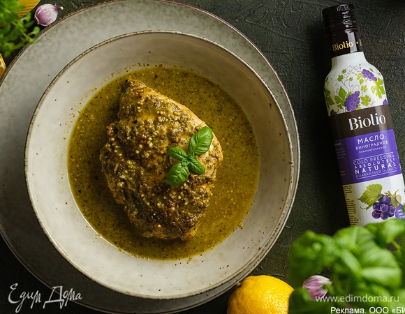 Запекайте грудку при 200°C 50 минут. После окончания приготовления оставьте индейку отдохнуть в рукаве еще на 10 минут. Так мясо будет более сочным.