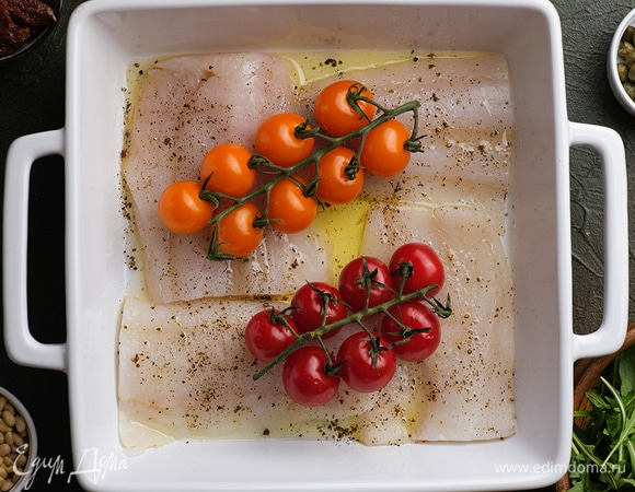 Филе трески выложите в форму для запекания, полейте 2 ст. ложками кедрового масла Biolio, посолите и поперчите, сверху разложите помидоры черри. Запекайте рыбу в духовке при 220°C 10–12 минут.