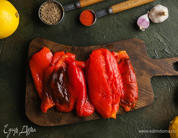 Для соуса запеките болгарские перцы в течение 30 минут при 200°C. Их кожица должна потемнеть. Запеченные плоды уберите в полиэтиленовый пакет или в контейнер, плотно закройте и оставьте до полного остывания.