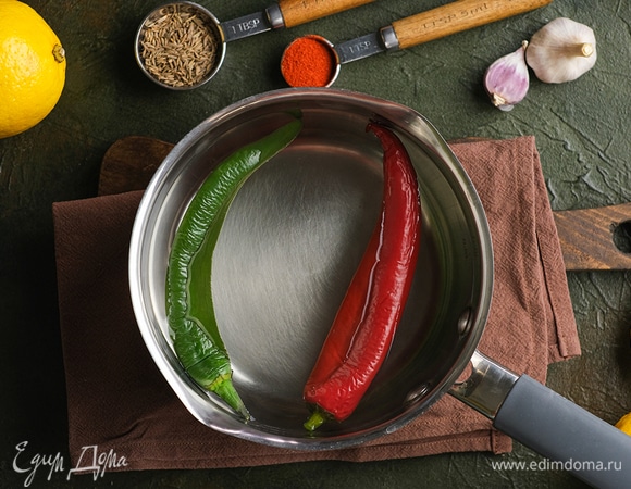 Перцы чили отварите в кипятке в течение 5 минут. Освободите их от семян и белых перегородок.