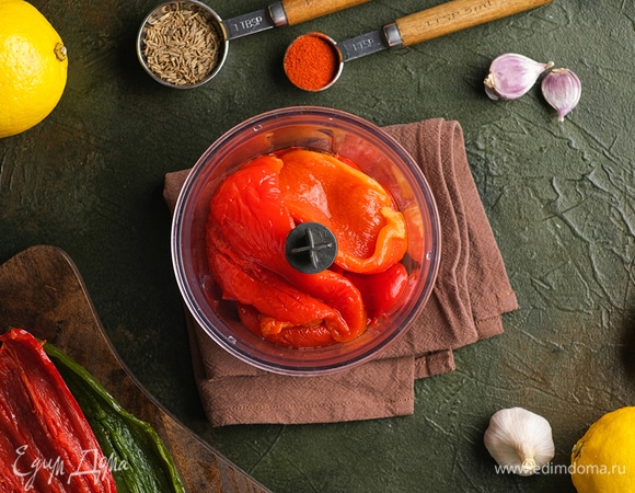 Остывшие болгарские перцы очистите от кожуры и семян. Переложите в глубокую миску или в кувшин стационарного блендера.