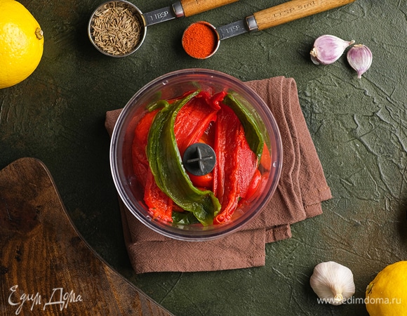 Добавьте мякоть перца чили.