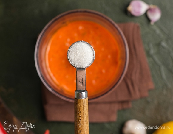 Добавьте сахар и соль, снова взбейте, попробуйте и сбалансируйте вкус. При необходимости добавьте больше пряного масла, соли или сахара.