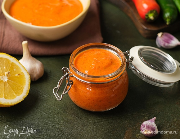 Переложите соус в стеклянную банку с плотной крышкой и храните в холодильнике не больше 5–6 недель.