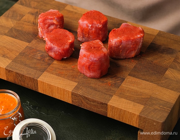 Пальцами слегка прижмите верхушку медальонов. Придайте кусочкам округлую форму. Посыпьте мясо паприкой с двух сторон. Солить сейчас не нужно.