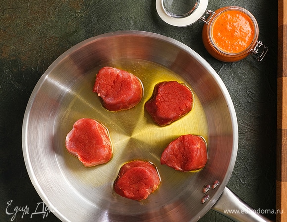 В большой сковороде разогрейте чесночное масло Biolio и аккуратно выложите в него медальоны, старайтесь, чтобы расстояние между кусочками было 2–3 см. Обжаривайте 3 минуты с одной стороны. Крышкой накрывать посуду нужно.