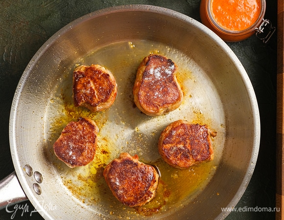Переверните мясо на другую сторону, посолите и жарьте еще 3 минуты. Снова переверните медальоны, посолите вторую сторону и жарьте еще 1 минуту.