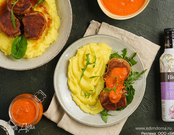 В третий раз переверните медальоны, жарьте еще 1 минуту, затем выключите огонь, накройте сковороду крышкой и оставьте на 5 минут. Подавайте медальоны с соусом и любым гарниром.