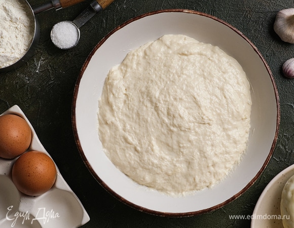 Влейте смесь дрожжей и воды, перемешайте до однородной массы. Накройте миску полотенцем и оставьте на 1 час в теплом месте.