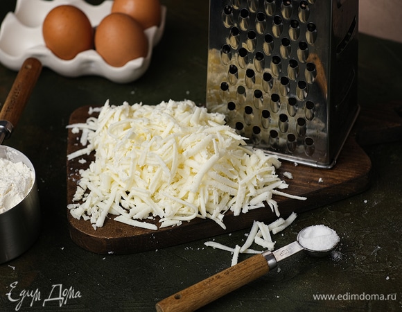 Пока тесто расстаивается, займитесь начинкой для булочек. Адыгейский сыр натрите на крупной терке.