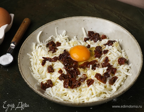 Соедините в миске сыр, помидоры, чеснок. Добавьте яйцо. Перемешайте начинку.