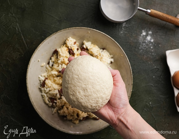 Добавьте оставшуюся муку в миску с тестом, замесите его до гладкого состояния.