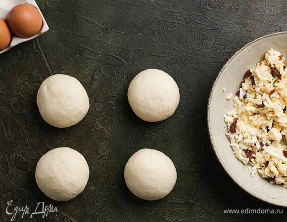 Разделите тесто на 4 части.