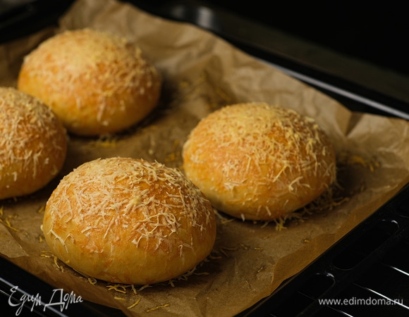 Выпекайте булочки при 180°С 35-40 минут.