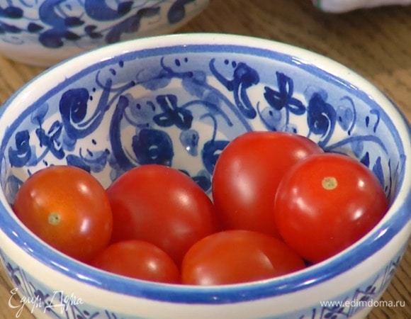 Черри разрезать пополам.