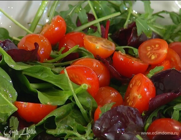 Салатный микс, нарезанный перец и помидоры выложить в салатницу, полить ореховым маслом и перемешать.