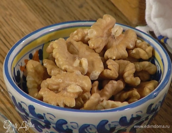 Грецкие орехи поломать руками и добавить к овощам.