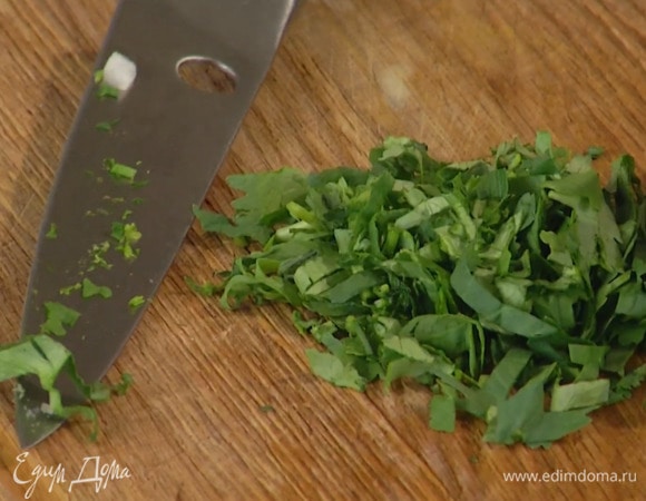 Кинзу мелко порубить.