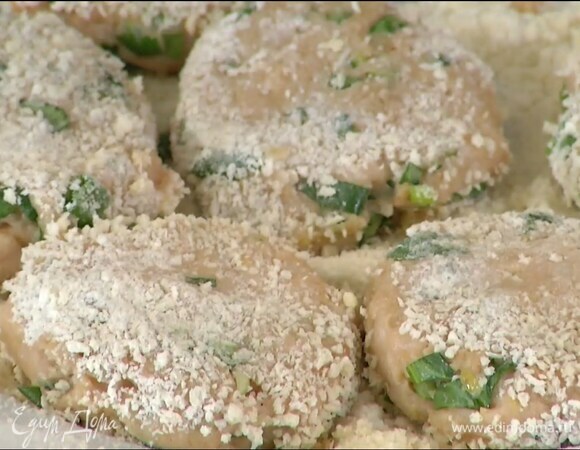 Сформировать из фарша котлеты и обвалять в смеси панко и муки.