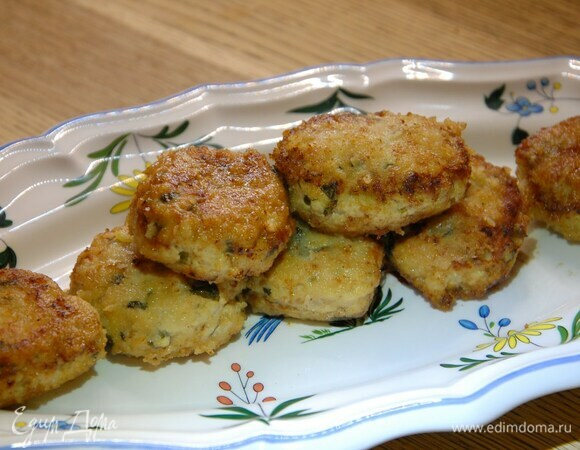 Разогреть в сковороде растительное и сливочное масло и обжаривать котлеты до появления золотистой корочки, затем перевернуть, накрыть крышкой и томить 7–10 минут на маленьком огне.
