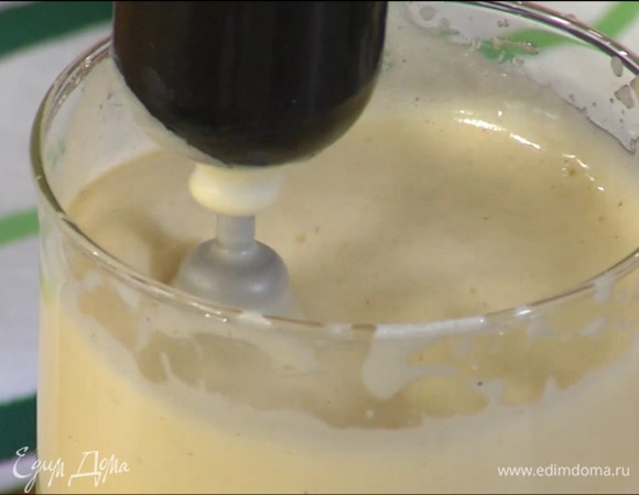 Яйца взбить блендером с насадкой-венчиком на максимальной скорости в пышную массу, затем, продолжая взбивать, небольшими порциями всыпать обычный и ванильный сахар и взбить еще.