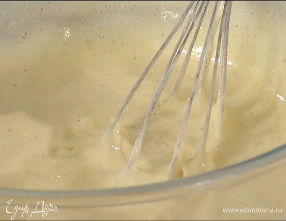 Муку и крахмал просеять через сито, всыпать разрыхлитель и все перемешать, затем влить яично-сахарную смесь и перемешать венчиком.