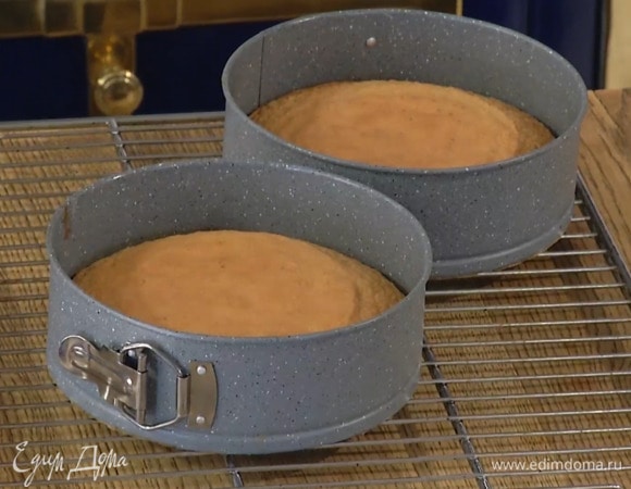 Две формы со съемным дном диаметром 20 см выстелить бумагой для выпечки, поровну разлить в них тесто и выпекать в разогретой духовке 25–30 минут, затем остудить.