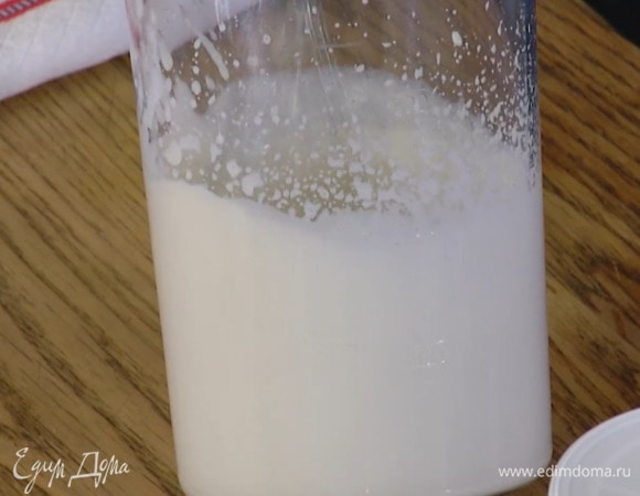 Сливки взбить блендером с насадкой-венчиком в пышную массу.
