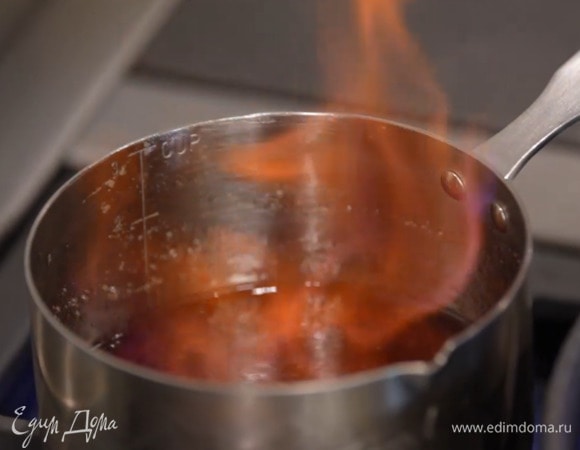 Приготовить пропитку: 2 ст. ложки малинового джема выложить в небольшую кастрюлю, влить ром, все перемешать и прогреть на огне так, чтобы алкоголь выпарился.