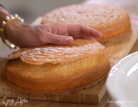 Срезанный бисквит измельчить в блендере.