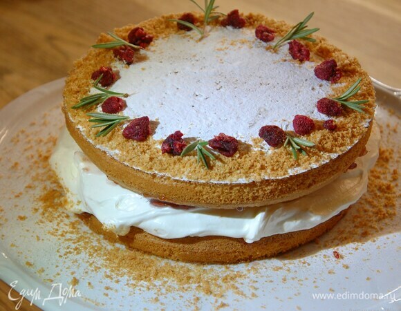 Бисквит посыпать сверху сахарной пудрой, а по краям измельченным бисквитом, украсить малиновыми цукатами и листьями розмарина.