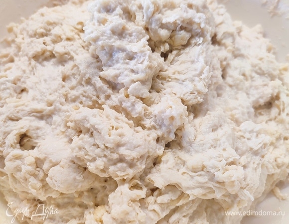 В большой глубокой миске смешать ложкой все продукты до объединения. Однородности добиваться не надо. Накрыть миску и поставить в теплое место.