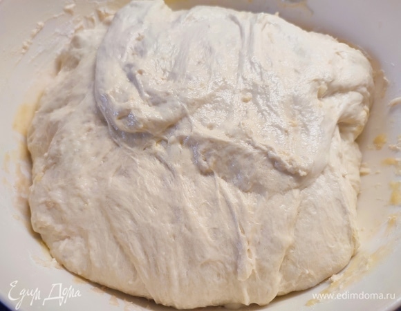 Каждые 20 минут тесто надо растягивать. Взять тесто за один край, вытянуть и сложить к центру. И так по кругу. Постепенно тесто станет гладким и однородным. Минимум надо сделать 3 складывания. Чем больше, тем лучше.