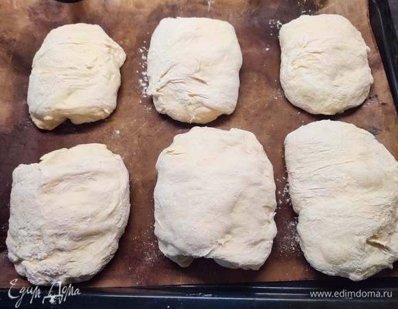 Готовое тесто выложить на стол, который густо посыпан мукой. Сформировать чиабатты. Можно испечь несколько или сделать только одну большую. Оставить на 20 минут.