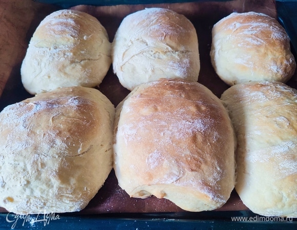 Выпекать 45 минут при температуре 230°C с паром. Я на низ духовки ставлю железную миску с водой. Готовые чиабатты издают глухой стук при постукивании по корочке.